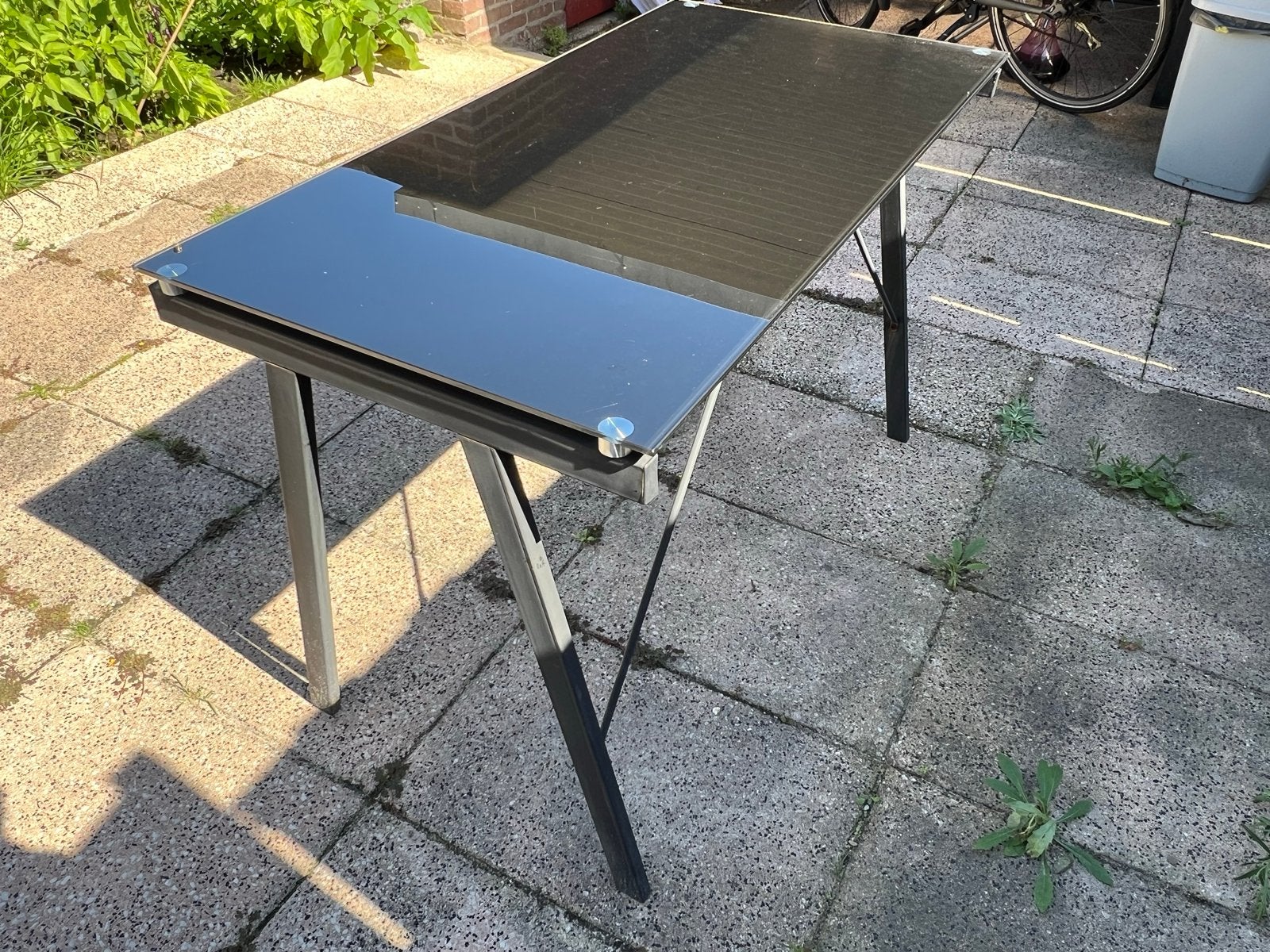 Zwarte tafel met glazen blad, Huis en Inrichting, Ophalen, Gebruikt, Rechthoekig, Glas