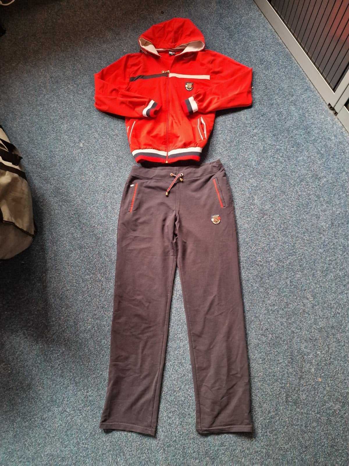 Tommy Hilfiger trainingspak rood/blauw XXL, Maat 46/48 (XL) of groter, Ophalen of Verzenden, Gedragen, Rood