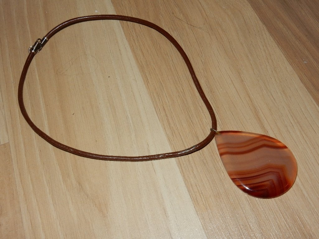 Bruin lederen ketting met Agaathanger, te koop., Bruin, Ophalen of Verzenden, Zo goed als nieuw, Overige materialen