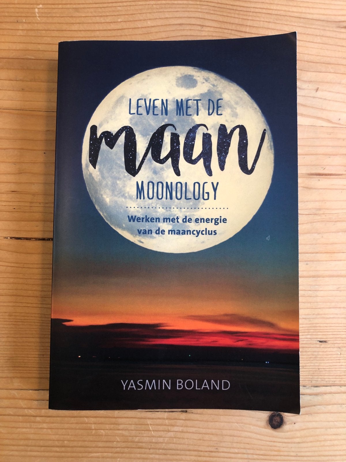 Leven met de Maan: Moonology - Yasmin Boland, Ophalen of Verzenden, Zo goed als nieuw, Astrologie, Instructieboek