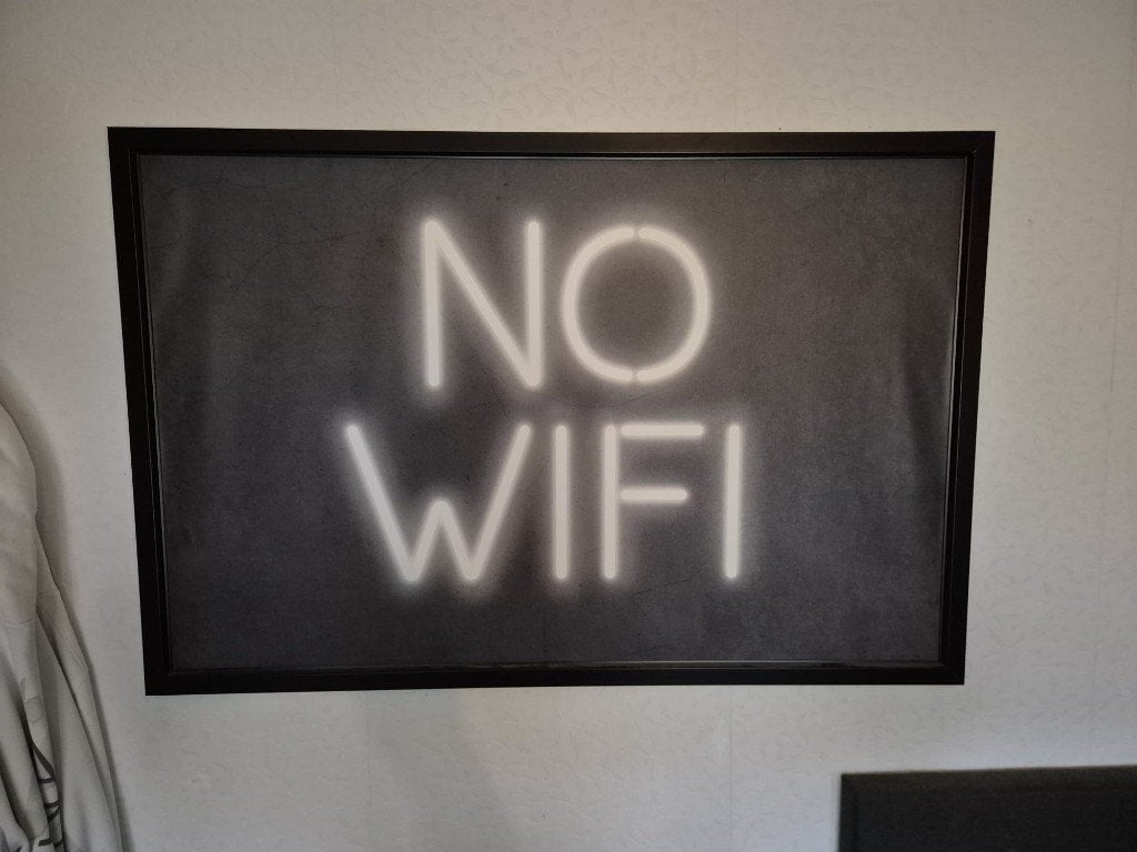 Grote No Wifi poster in lijst., Ophalen, Zo goed als nieuw, 100 tot 125 cm, Foto of Poster
