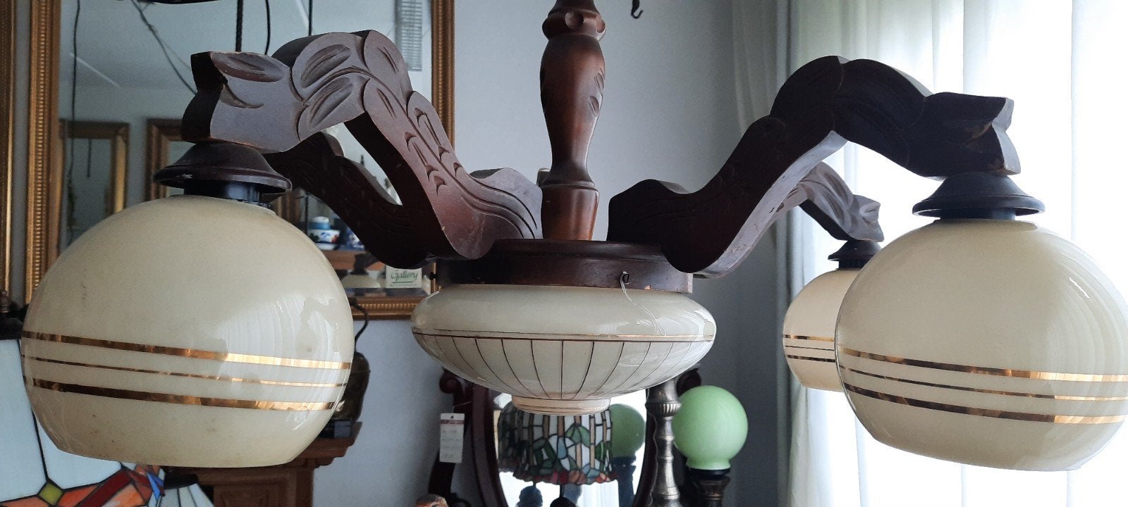 Antieke houten kroonluchter met 5 melkglazen kappen, Ophalen of Verzenden