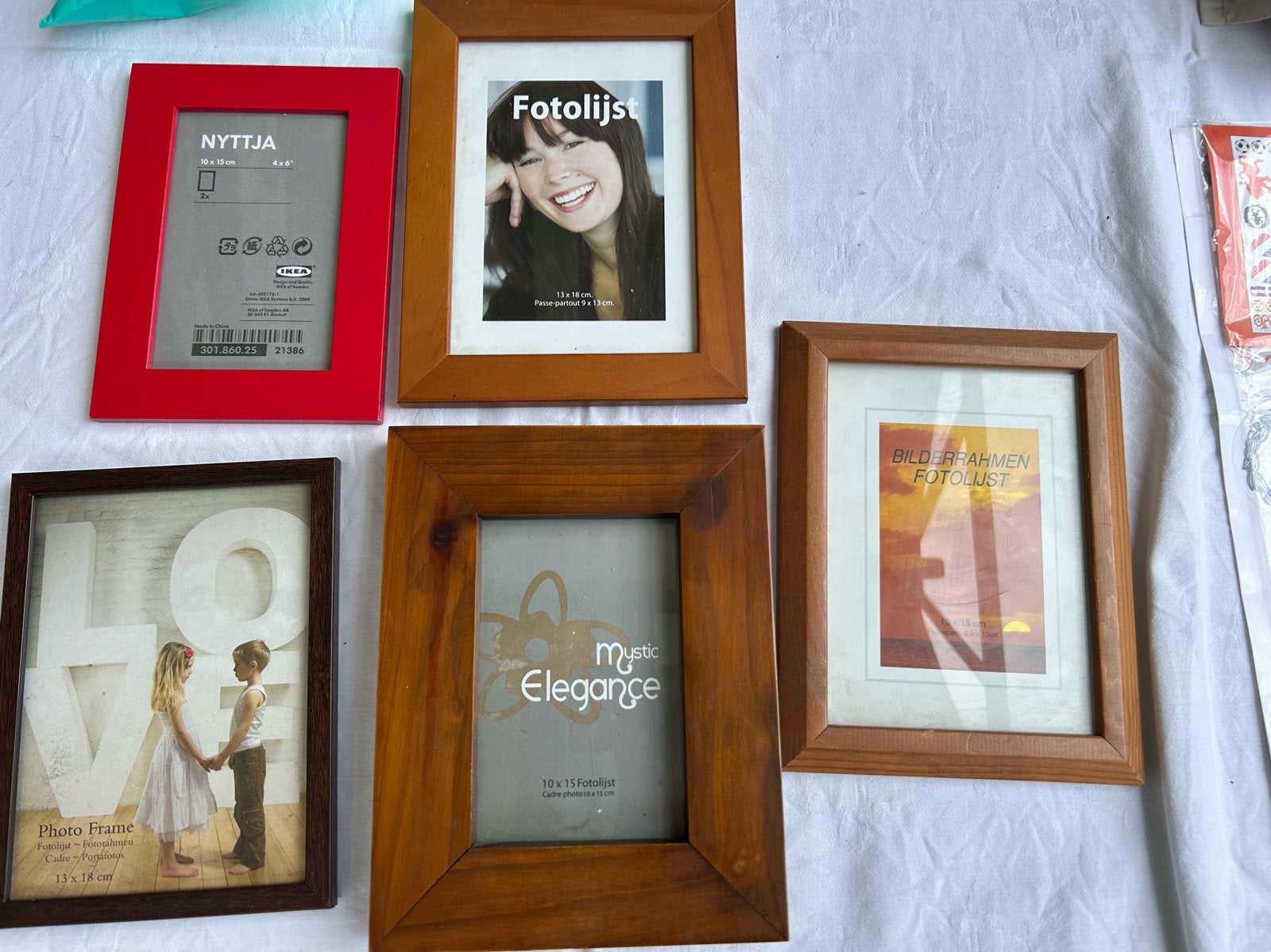 Gratis: Diverse fotolijstjes (IKEA, hout, rood), Ophalen of Verzenden, Gebruikt