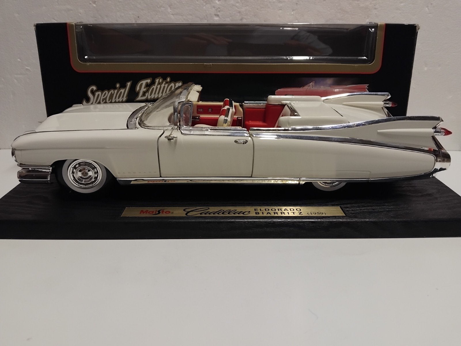 Cadillac Eldorado convertible white Maisto metal 1:18 KRD, Ophalen of Verzenden, Zo goed als nieuw, Auto, Maisto