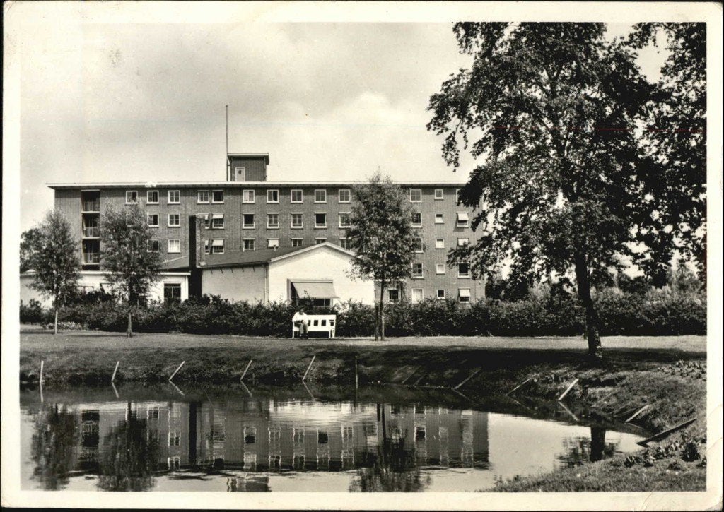 Meppel (Dr.) Diaconessenhuis 1974 -Gedeelte Tuin met zusterh, Ophalen, 1960 tot 1980, Gelopen, Drenthe