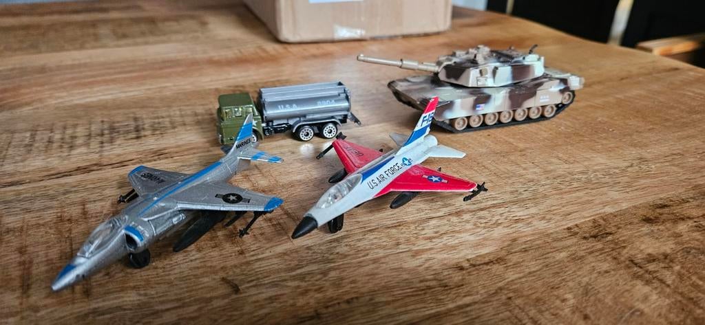 US oorlogs voertuigen, oa F16 en Abrahams tank, Overige merken, Gebruikt, 1:50 of kleiner, Auto