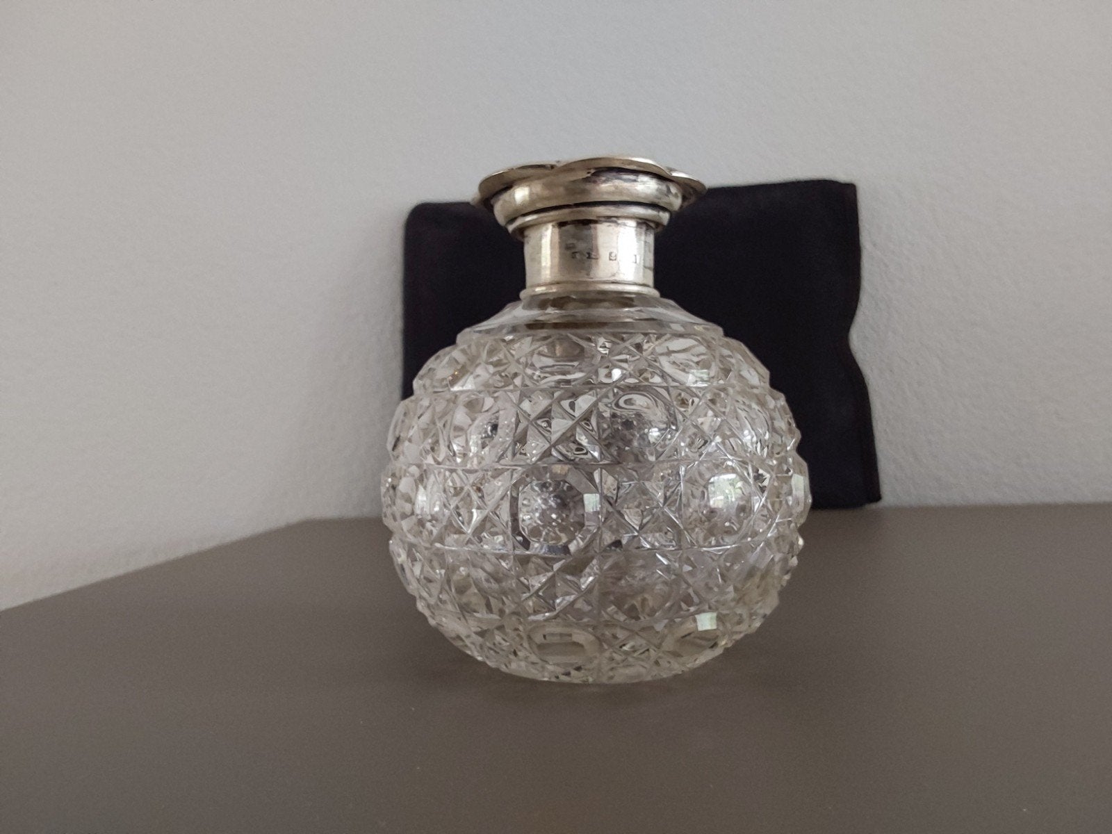 Engelse parfumfles met zilveren dop., Antiek en Kunst, Ophalen of Verzenden