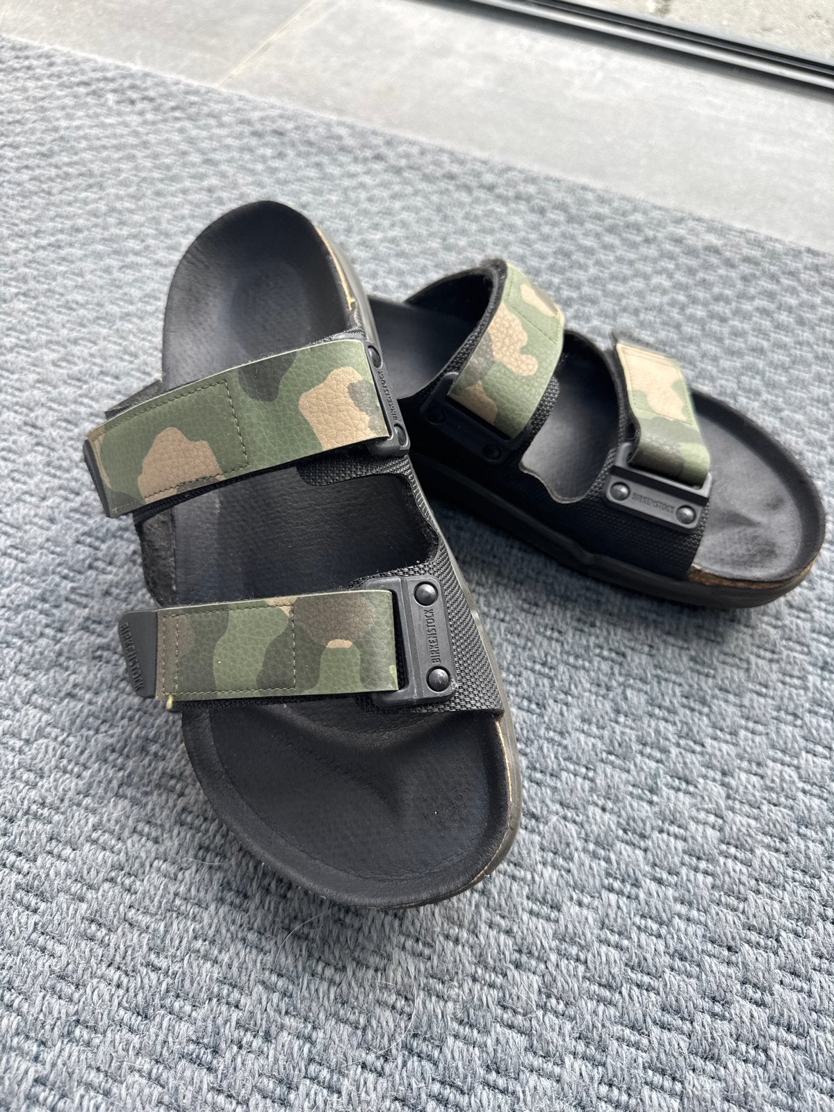 Birkenstock slippers m42 met camouflageprint, Kleding | Heren, Schoenen, Ophalen of Verzenden, Gedragen