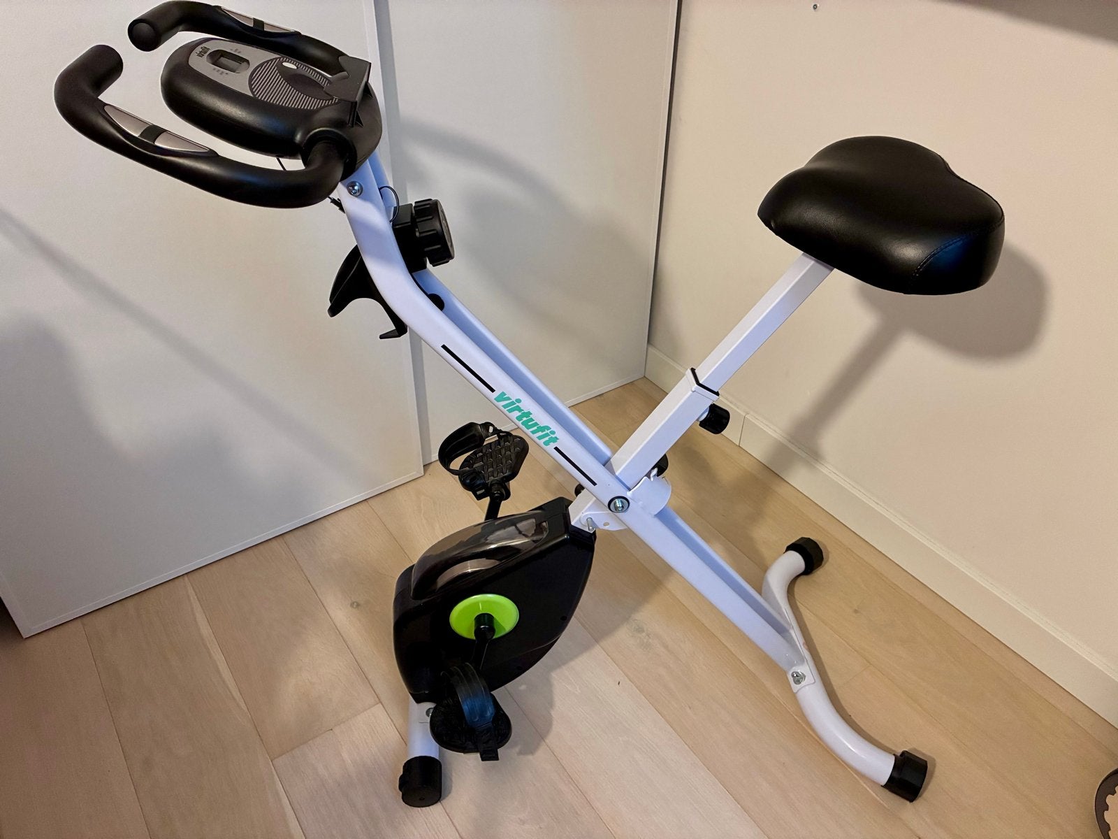 VirtuFit Opvouwbare Hometrainer met Tablethouder, Ophalen, Zo goed als nieuw, Metaal, Benen