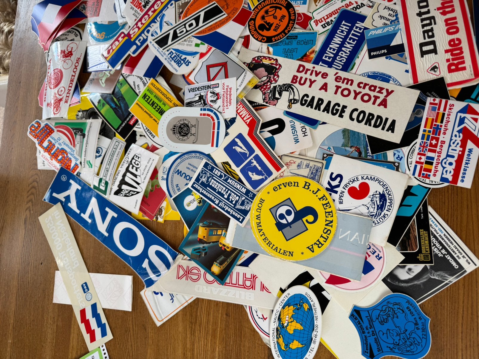 Schoendoos met honderden stickers jaren 70-90, Ophalen of Verzenden, Zo goed als nieuw, Sticker