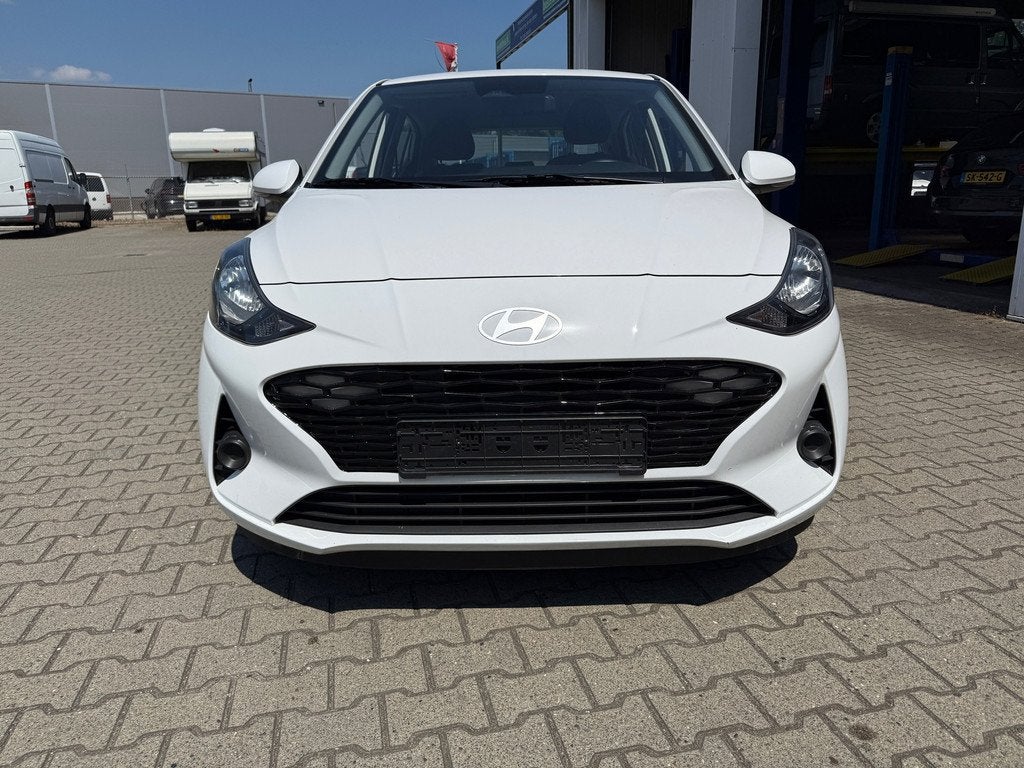 Hyundai I10 1.0 Premium Automaat (BOVAG/RIJKLAARPRIJS), Auto's, Hyundai, 12 maanden, Stof, Zwart, 899 kg