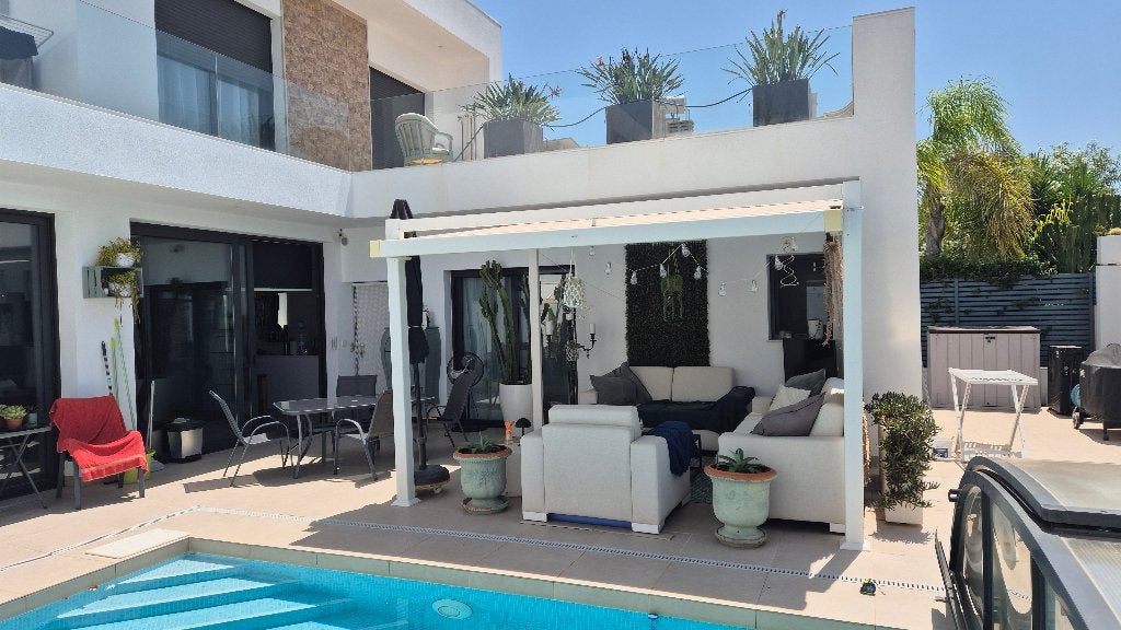 Luxe villa in Spanje, 700 meter van het strand.