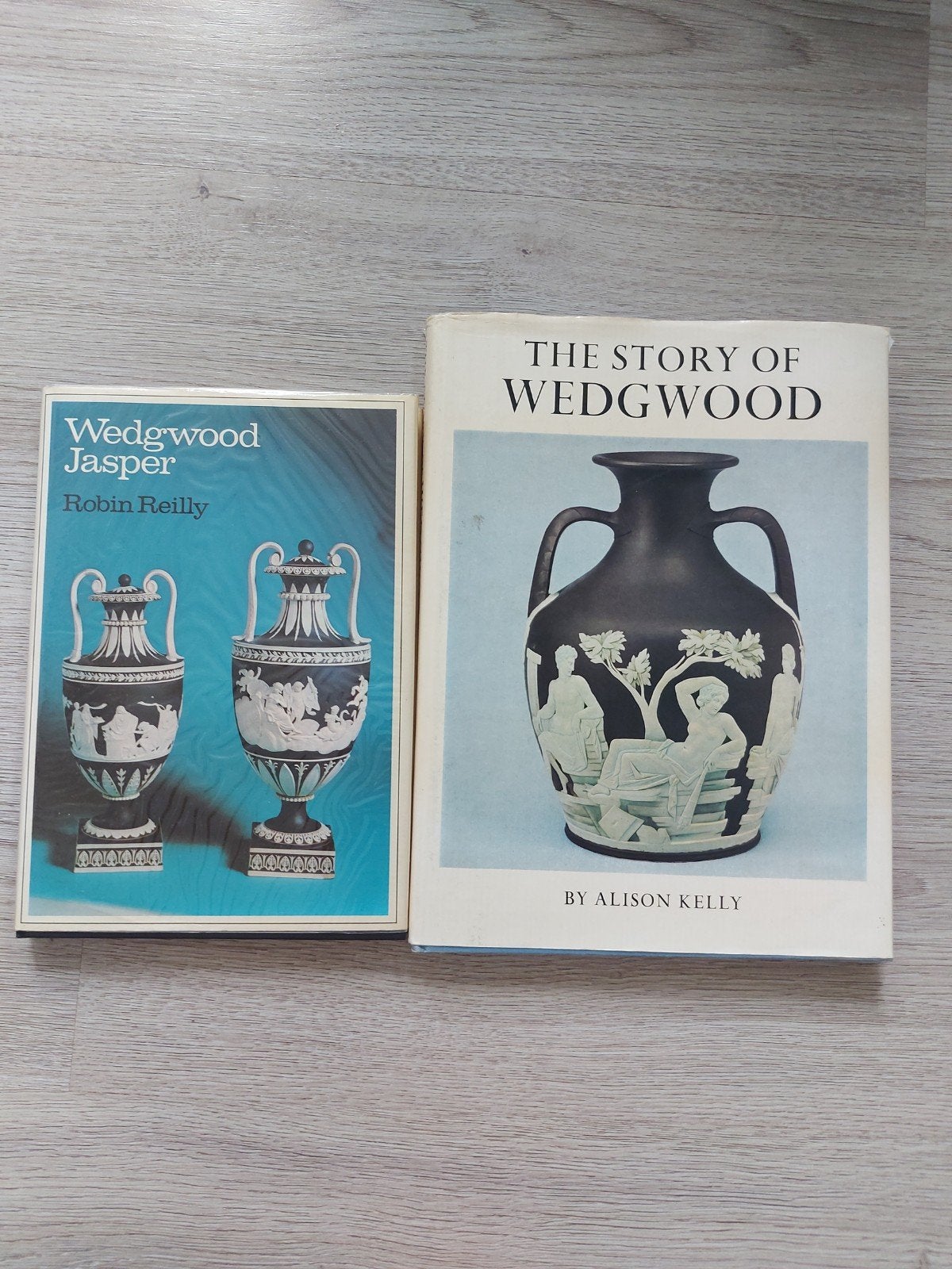 2 boeken wedgwood geschiedenis, servies en vazen, Ophalen of Verzenden, Zo goed als nieuw