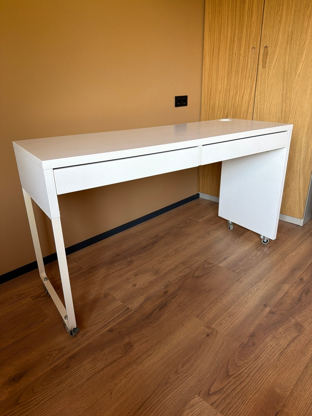 Witte Ikea Micke bureau met lades en wielen 142x82x50, Ophalen, Gebruikt, Met lades, Spaanplaat of MDF