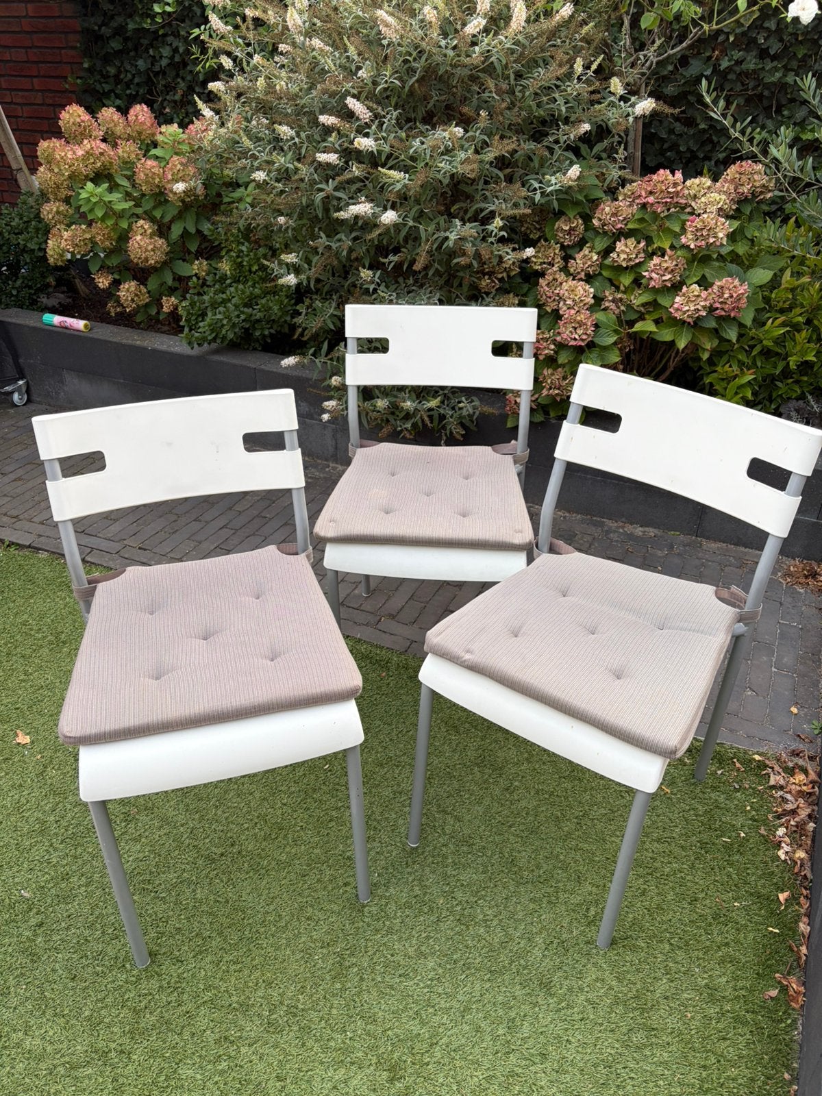 Drie witte Ikea stoelen + grijze kussentjes, Tuin en Terras, Tuinstoelen, Ophalen, Gebruikt, Kunststof