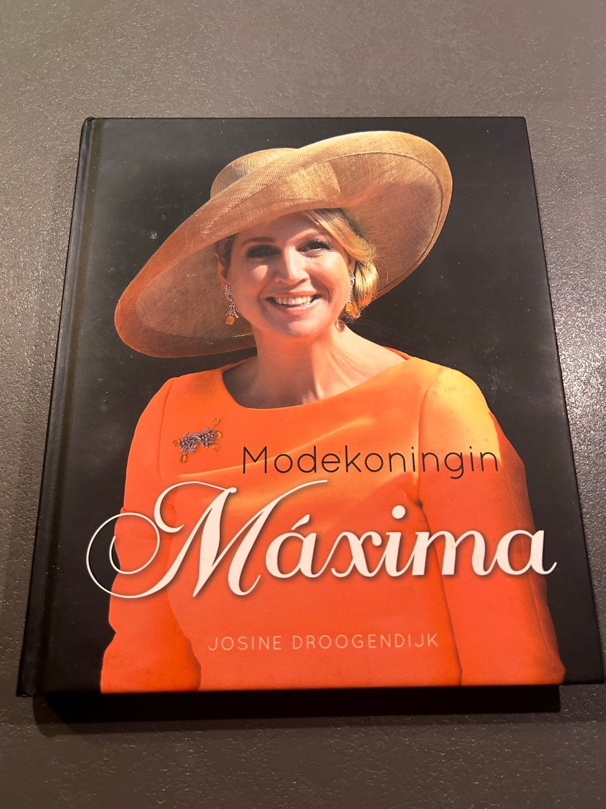 Modekoningin Máxima - Josine Droogendijk, Ophalen of Verzenden, Zo goed als nieuw, Overige