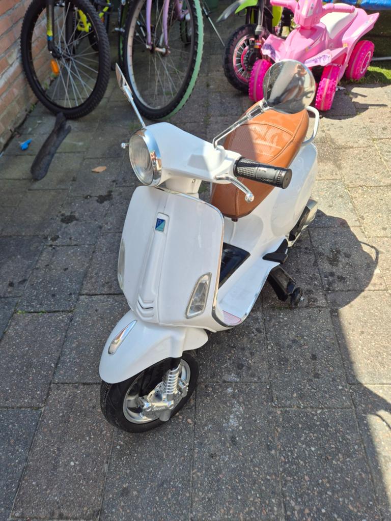 Kinder elektrische Vespa scooter - Nieuwe accu nodig, Kinderen en Baby's, Ophalen, Gebruikt