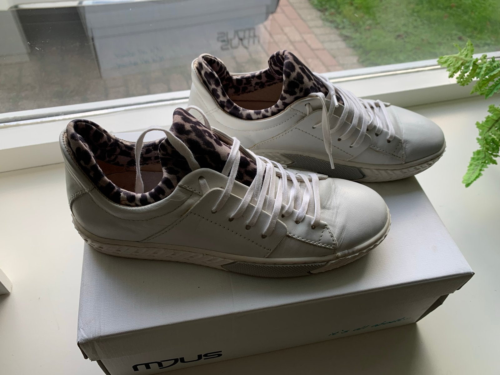Mjus witte sneakers met panterprint en uitneembare zool, 38, Wit, Ophalen of Verzenden, Sneakers of Gympen, Gedragen