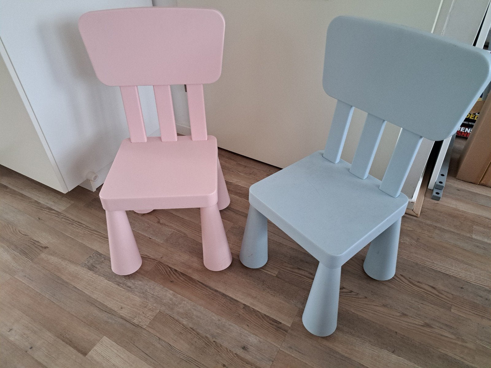 2 kinderstoelen IKEA Mammut roze en blauw, Kinderen en Baby's, Kinderkamer | Tafels en Stoelen, Ophalen, Gebruikt, Stoel(en)