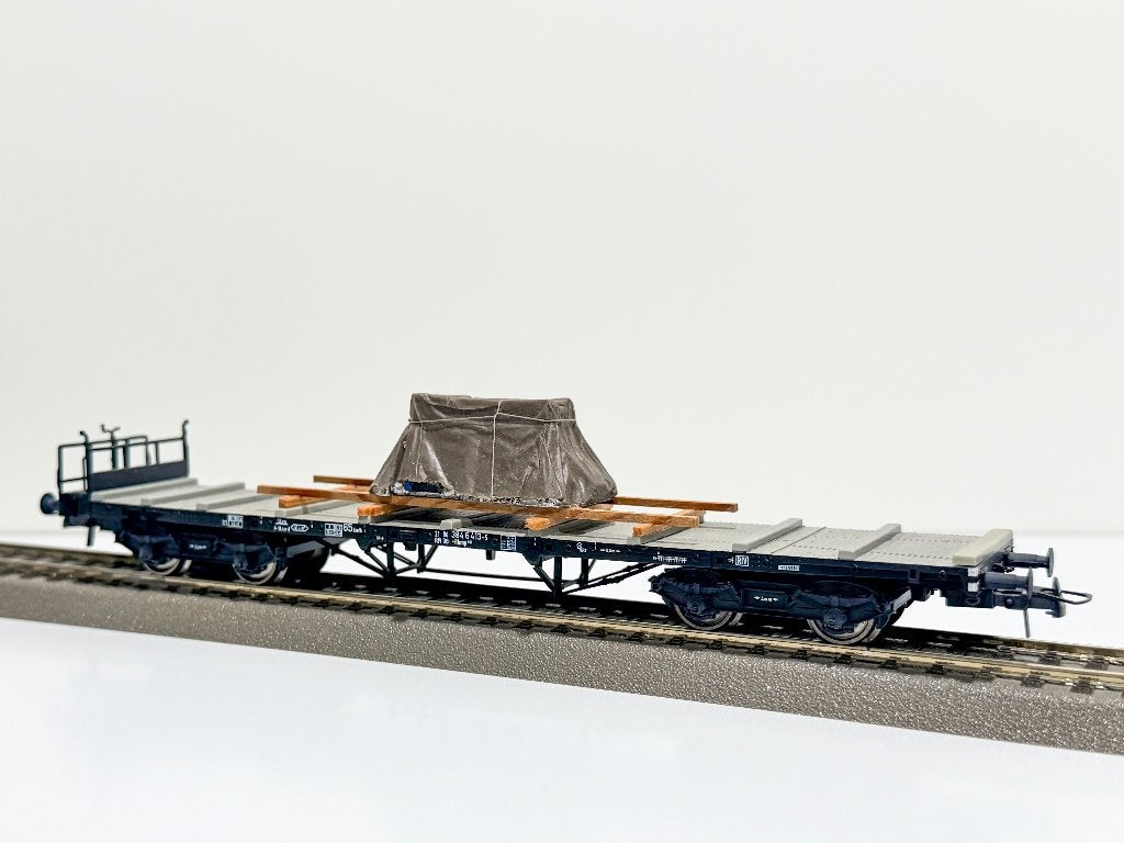 ROCO: 47223 platte wagon beladen met dieselmotor *H0-spoor*, Ophalen, Gelijkstroom, Wagon, Zo goed als nieuw