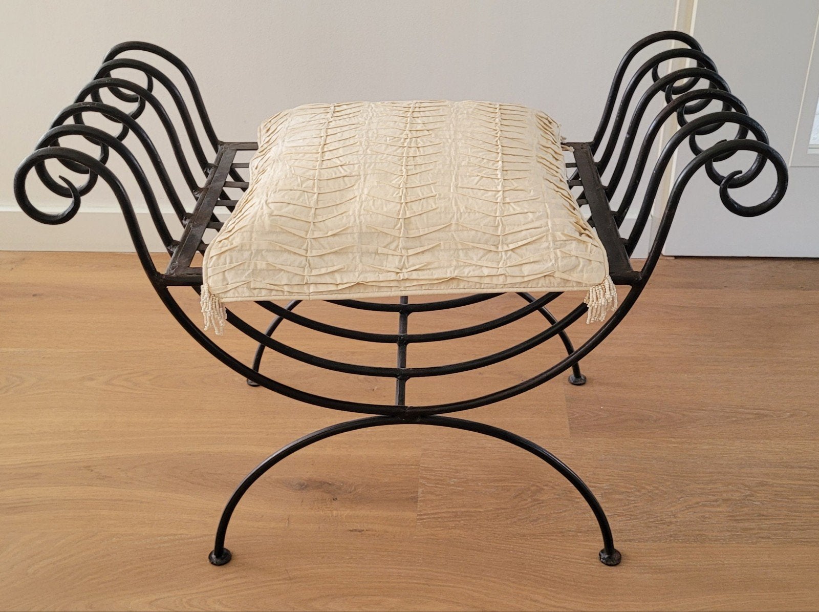 Smeedijzeren bankje / poef met krullen - Vintage, Antiek en Kunst, Antiek | Meubels | Stoelen en Banken, Ophalen