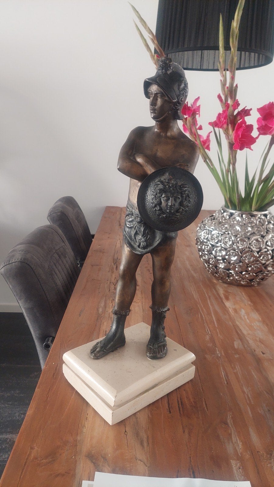 Bronzen beeld van een krijger, 57 cm hoog, Brons, Op sokkel, Beeld, Man