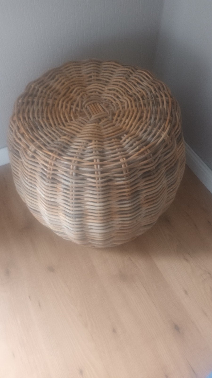 Rotan poef/hocker - Rond en stijlvol, Huis en Inrichting, Banken | Voetenbanken en Poefen, Gebruikt, Riet of Rotan, 50 tot 75 cm