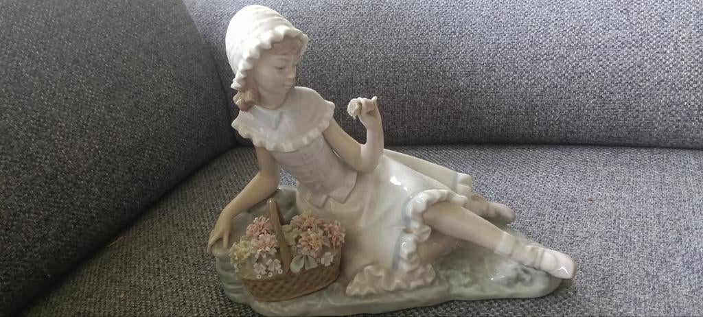Lladró Porseleinen Beeldje: Meisje met Bloemenmand, Verzamelen, Beelden en Beeldjes, Zo goed als nieuw, Mens, Ophalen of Verzenden