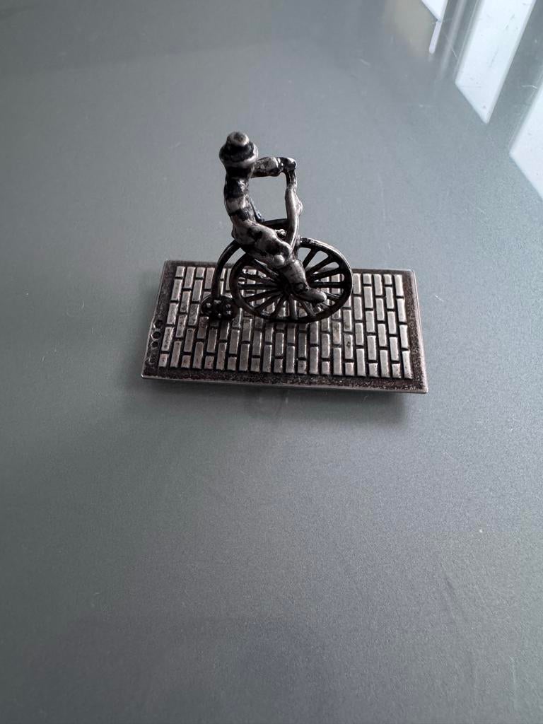 Zilveren miniatuur man op velocipede, Ophalen of Verzenden, Zilver
