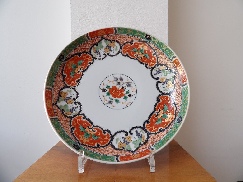 Decoratief Japans bord met bloemen en druivenmotief, Antiek en Kunst, Ophalen of Verzenden