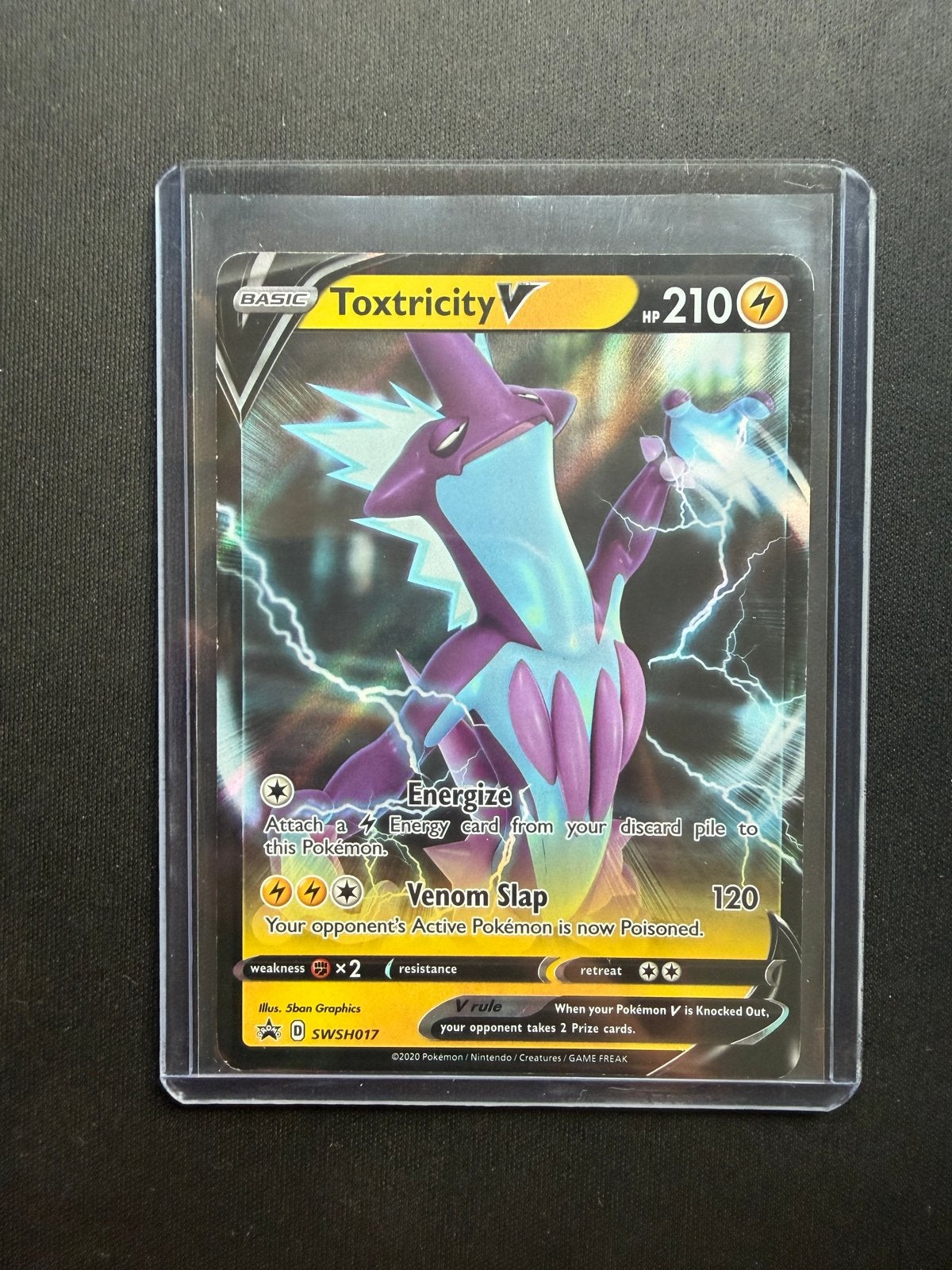 Toxtricity V SWSH017, Hobby en Vrije tijd, Verzamelkaartspellen | Pokémon, Ophalen of Verzenden, Zo goed als nieuw, Losse kaart