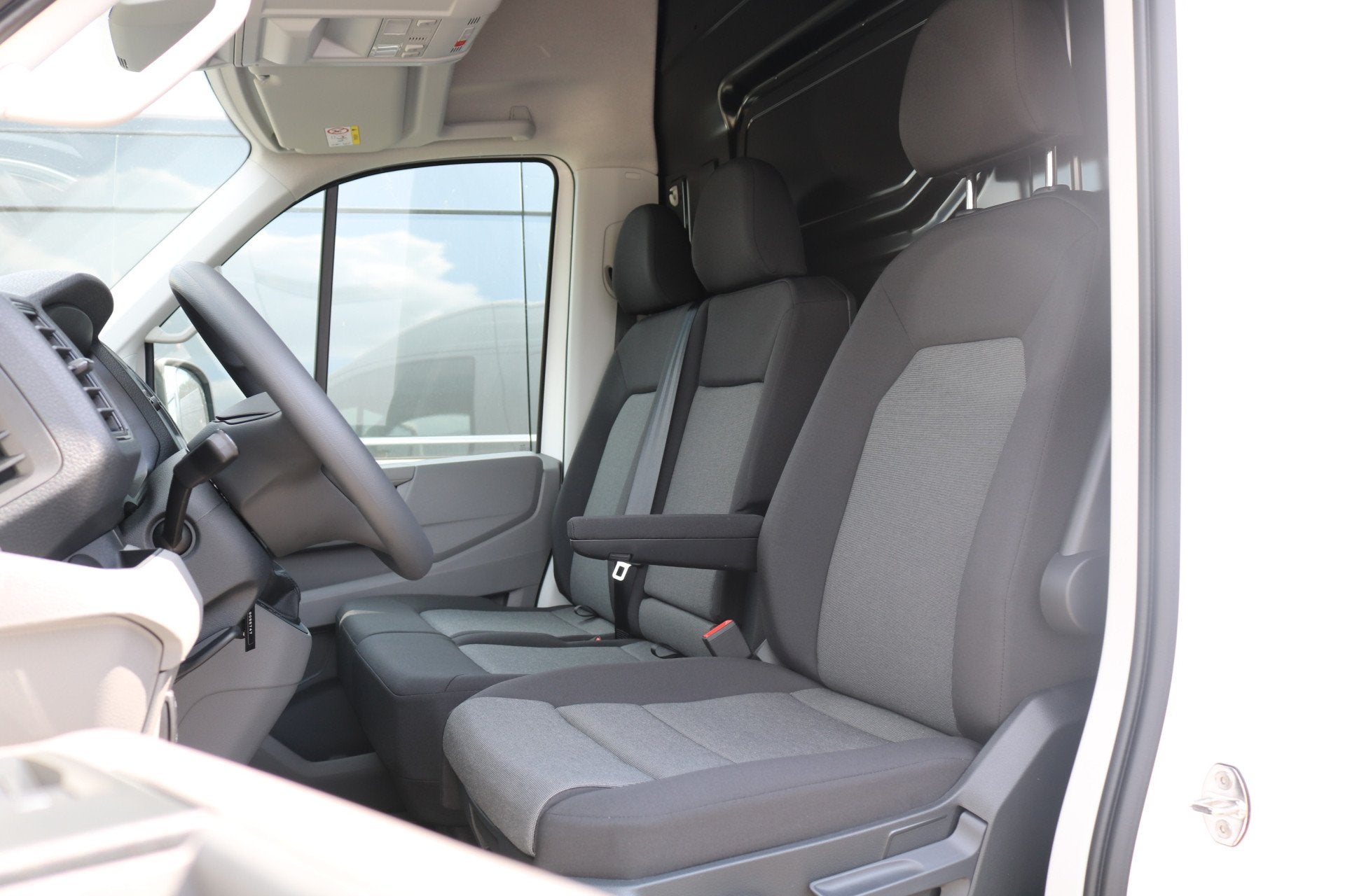 Volkswagen Crafter 2.0 TDI 177pk L3 H3 Automaat Airco Naviga, Stof, Gebruikt, 4 cilinders, Volkswagen