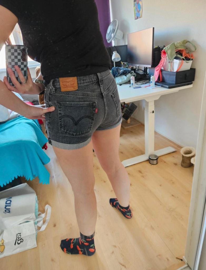 Levi korte broek 501 W29, Kleding | Dames, Spijkerbroeken en Jeans, Ophalen of Verzenden, Zo goed als nieuw, Grijs, W28 - W29 (confectie 36)