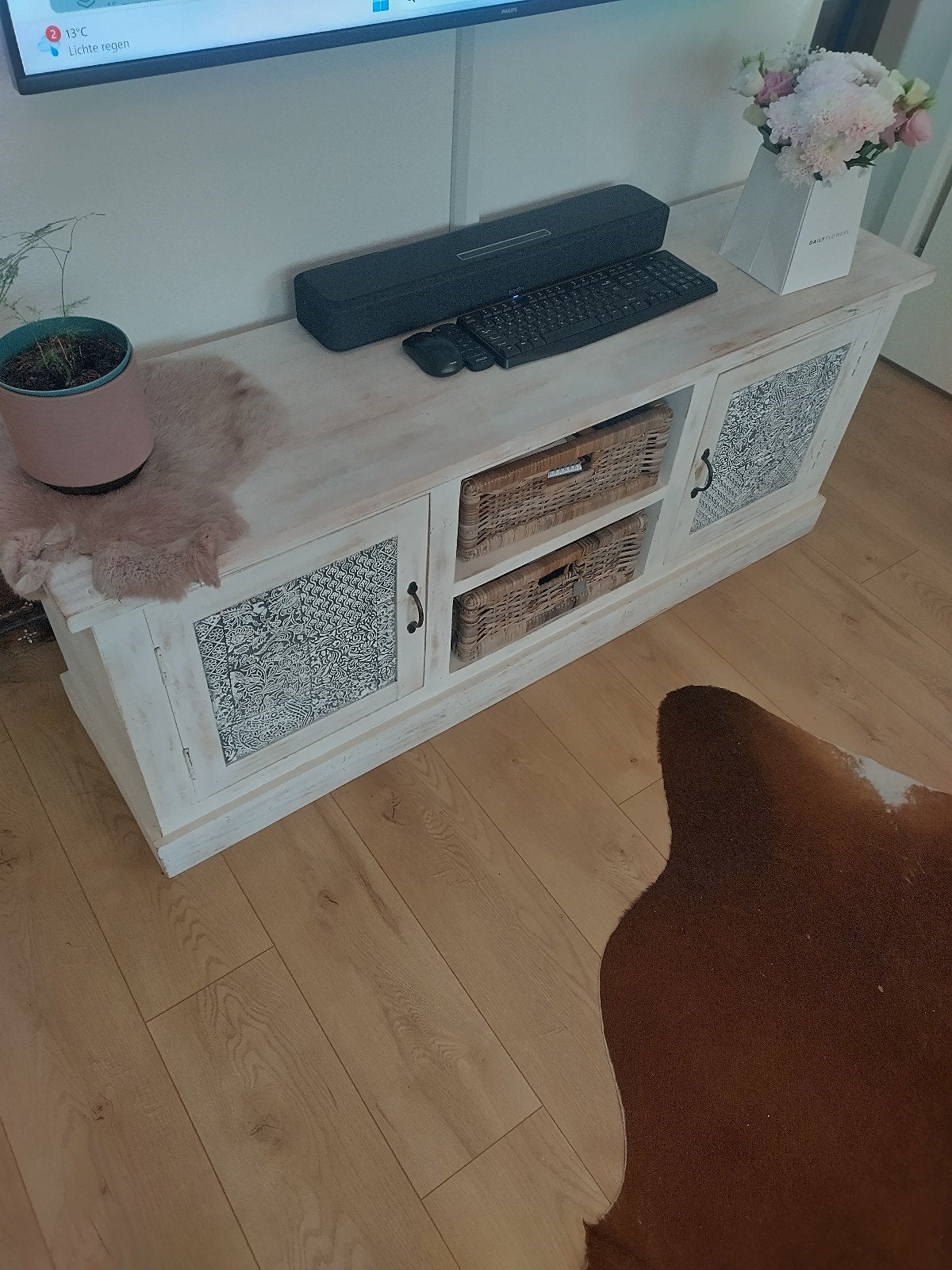 TV-meubel/dressoir wit met manden en deurtjes, Gebruikt, 100 tot 150 cm, Ophalen of Verzenden, Minder dan 100 cm