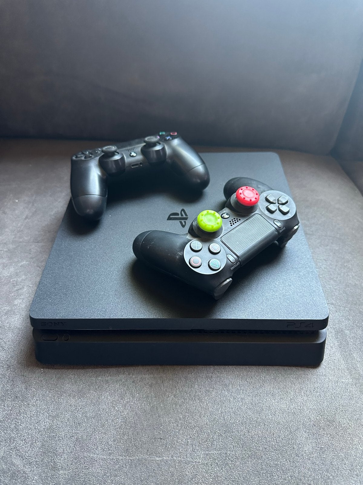 Playstation 4 Slim met 2 controllers, Spelcomputers en Games, Spelcomputers | Sony PlayStation 4, Ophalen, 500 GB, Met 2 controllers