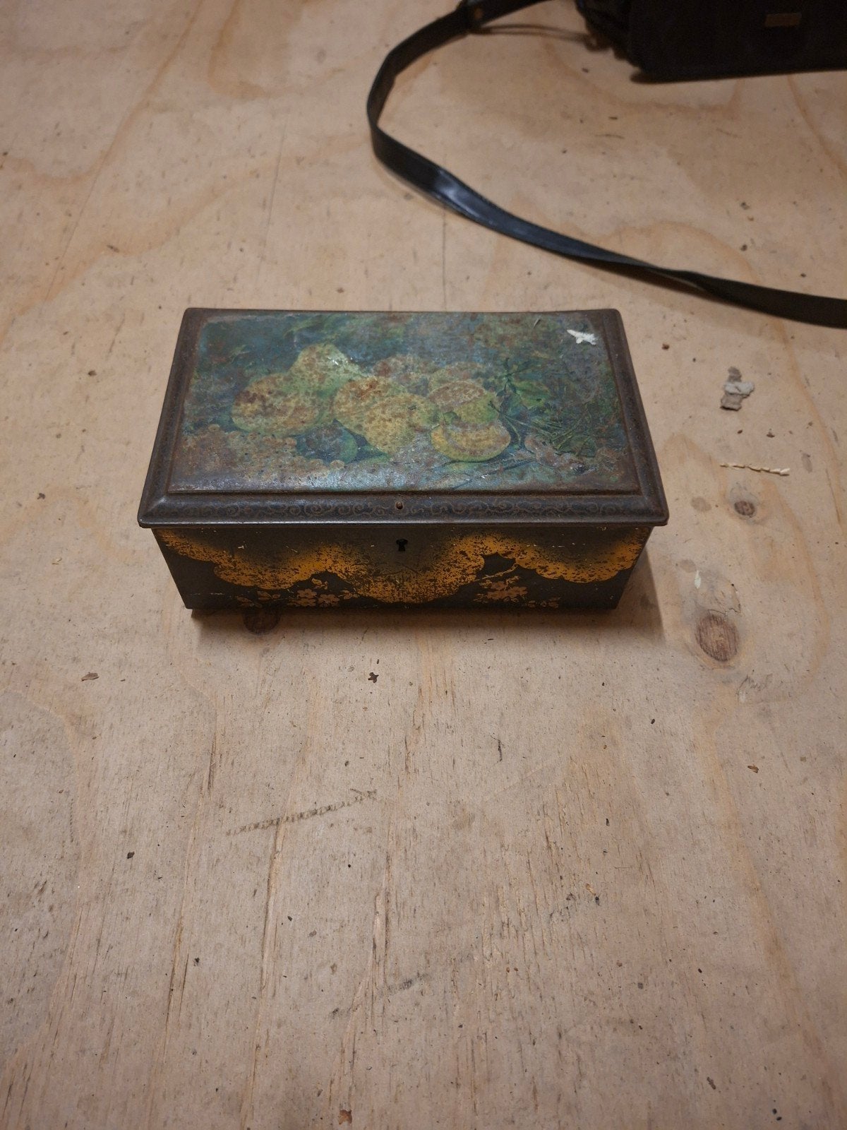 Antieke metalen doos met decoratie, Antiek en Kunst, Ophalen