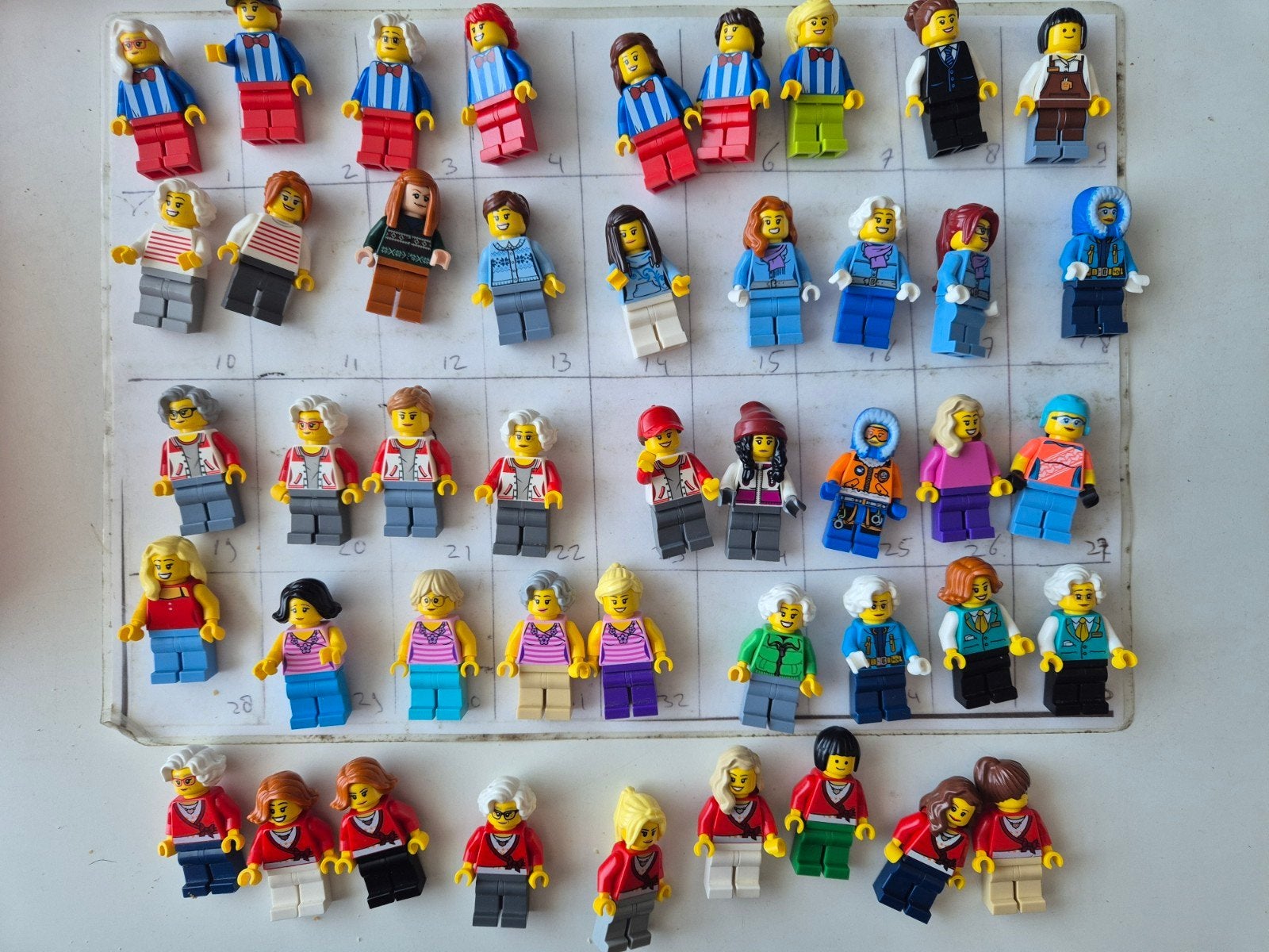 Lego cv1 oma city vrouw barista ober winter trui poppetjes, Ophalen of Verzenden, Nieuw