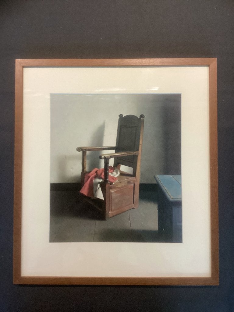 Ingelijste kunstdruk Henk Helmantel - De stoel 2002, Stilleven, Ophalen of Verzenden, Realistisch, Achter glas