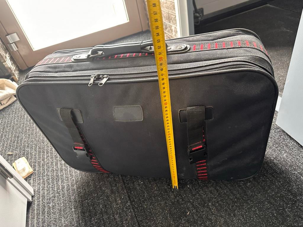 Zwarte koffer met rode accenten, Ophalen, Gebruikt, 50 tot 60 cm, Minder dan 35 cm
