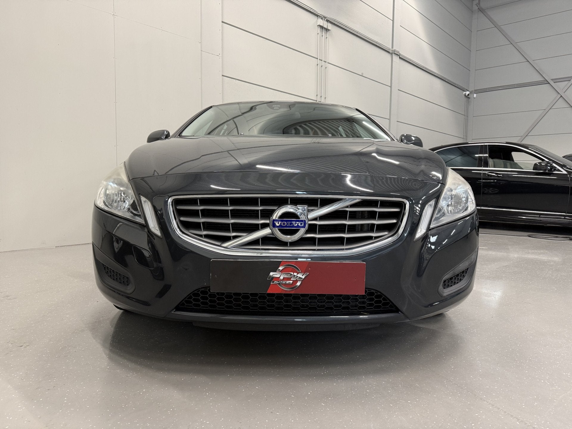 Volvo V60 T3 150pk Kinetic NAVI/LEER/TREKHAAK/LED/ECC/CRUISE, Voorwielaandrijving, Gebruikt, 4 cilinders, Handgeschakeld