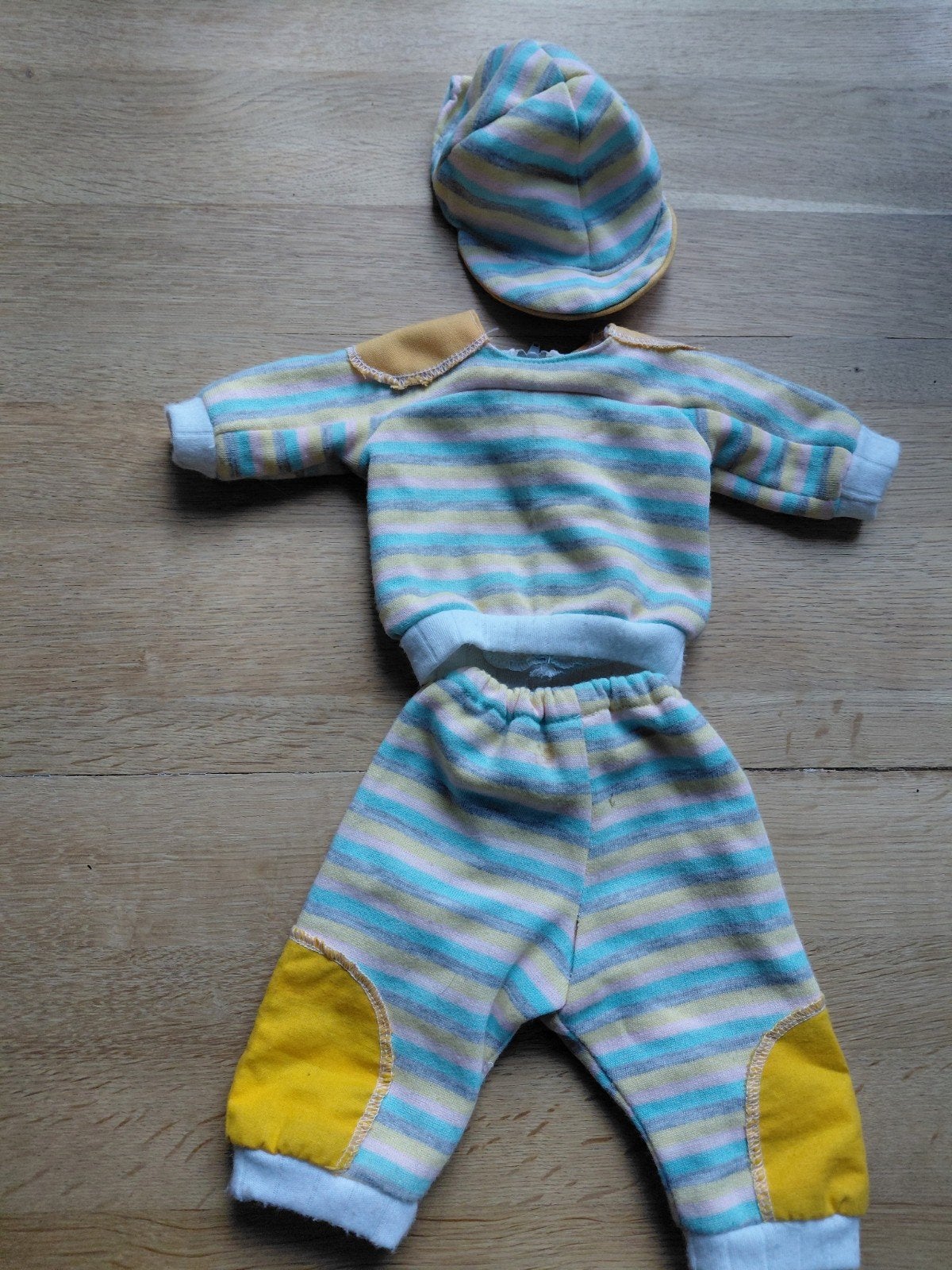 poppen gestreept trainingspakje met mutsje, Ophalen, Zo goed als nieuw, Babypop