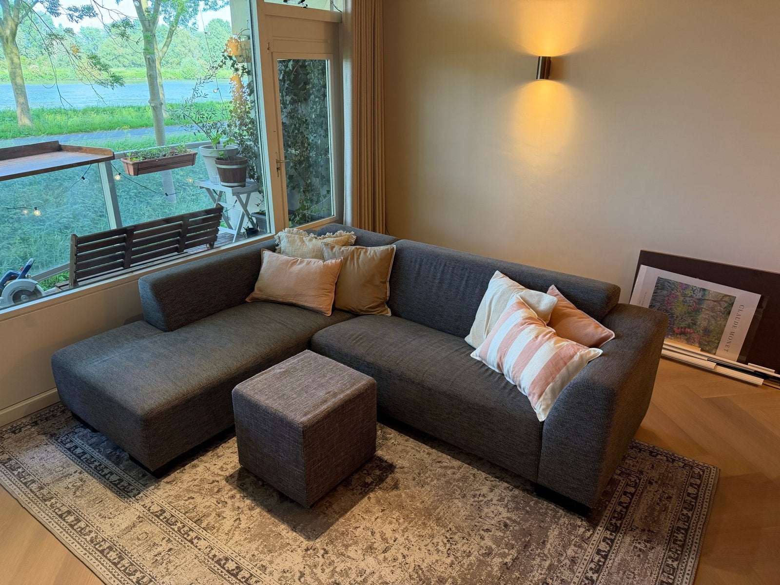 Moderne Hoekbank met Longchair en Hocker (250x180cm), Huis en Inrichting, Banken | Bankstellen, Ophalen, Gebruikt, Hoekbank, 200 tot 250 cm