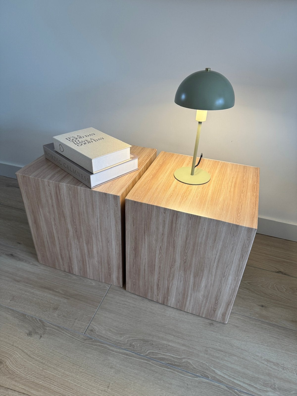 2x Cubiqz Bijzettafel | Nachtkastje | Krukjes, Ophalen, Zo goed als nieuw
