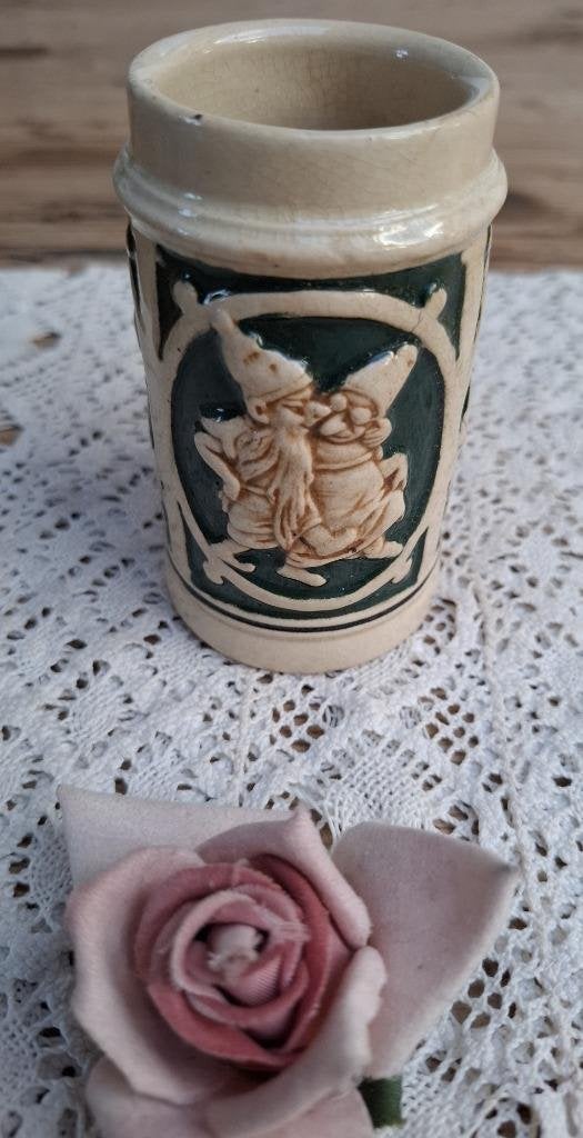Kleine oude bierpul, dansende kabouters, hazen, Antiek en Kunst, Ophalen of Verzenden