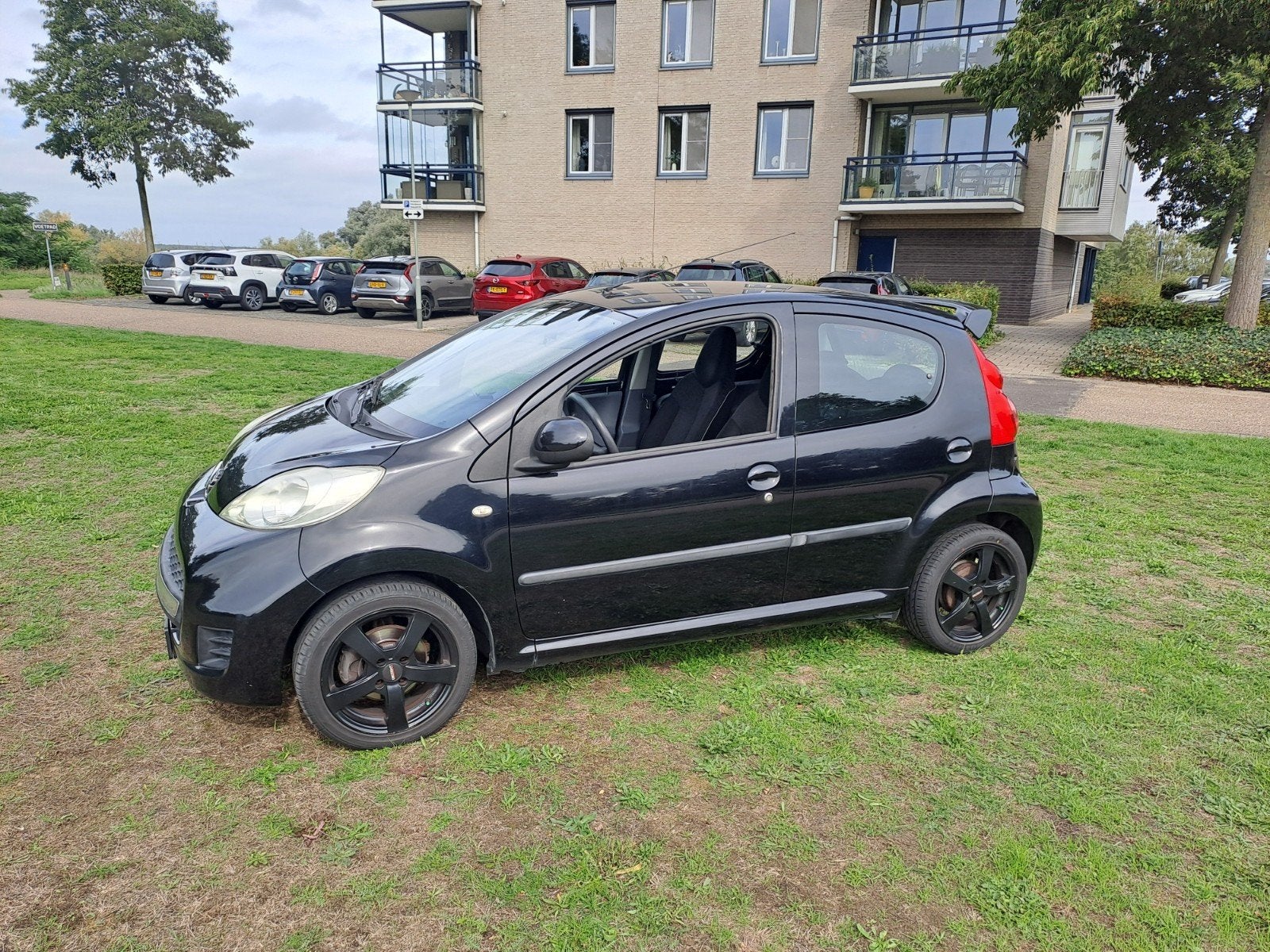 Peugeot 107 1.0 12V 5DR 2011 Zwart, Auto's, Voorwielaandrijving, 4 stoelen, Origineel Nederlands, Bedrijf