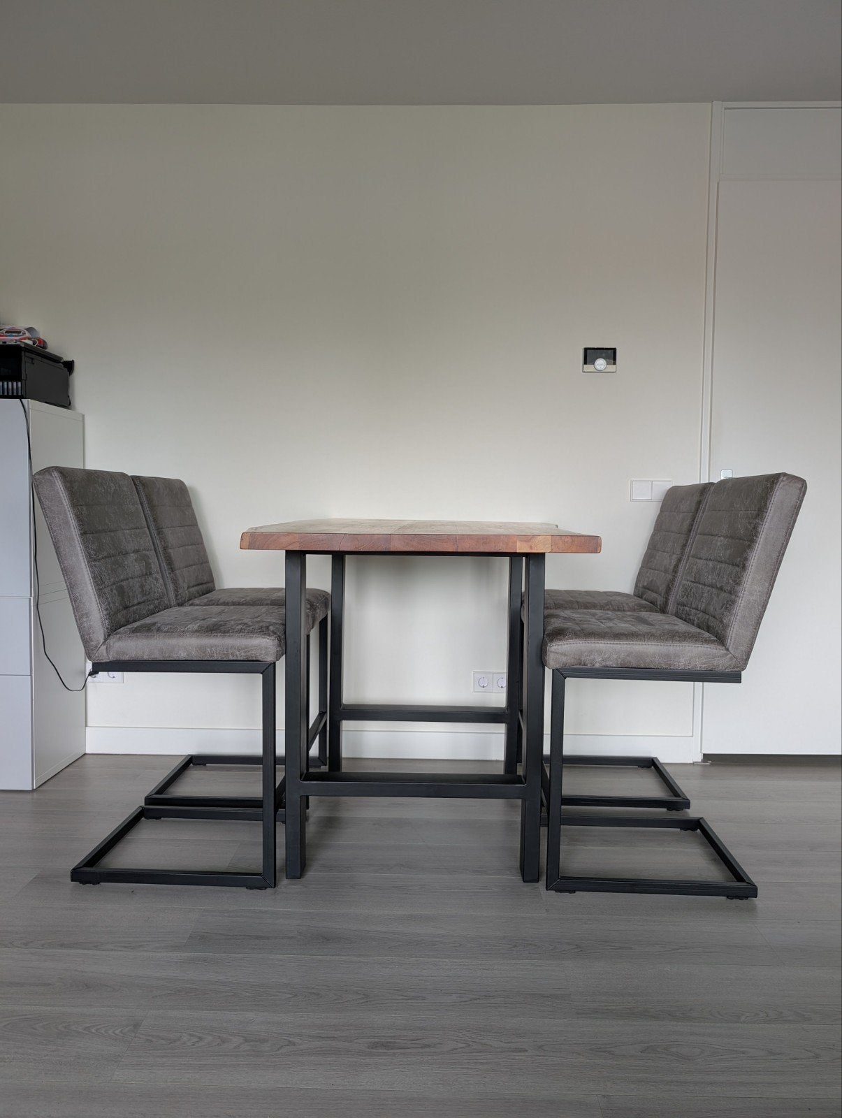 Hoge boomstamtafel met 4 grijze lederlook stoelen, Ophalen