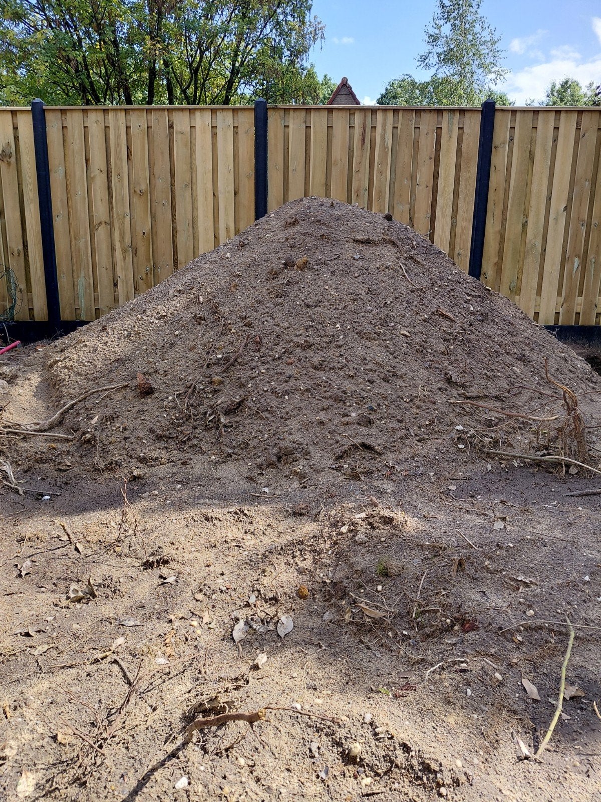 Grote berg ophoogzand / tuinaarde, Tuin en Terras, Zand, Ophalen of Verzenden, Gebruikt, Ophoogzand