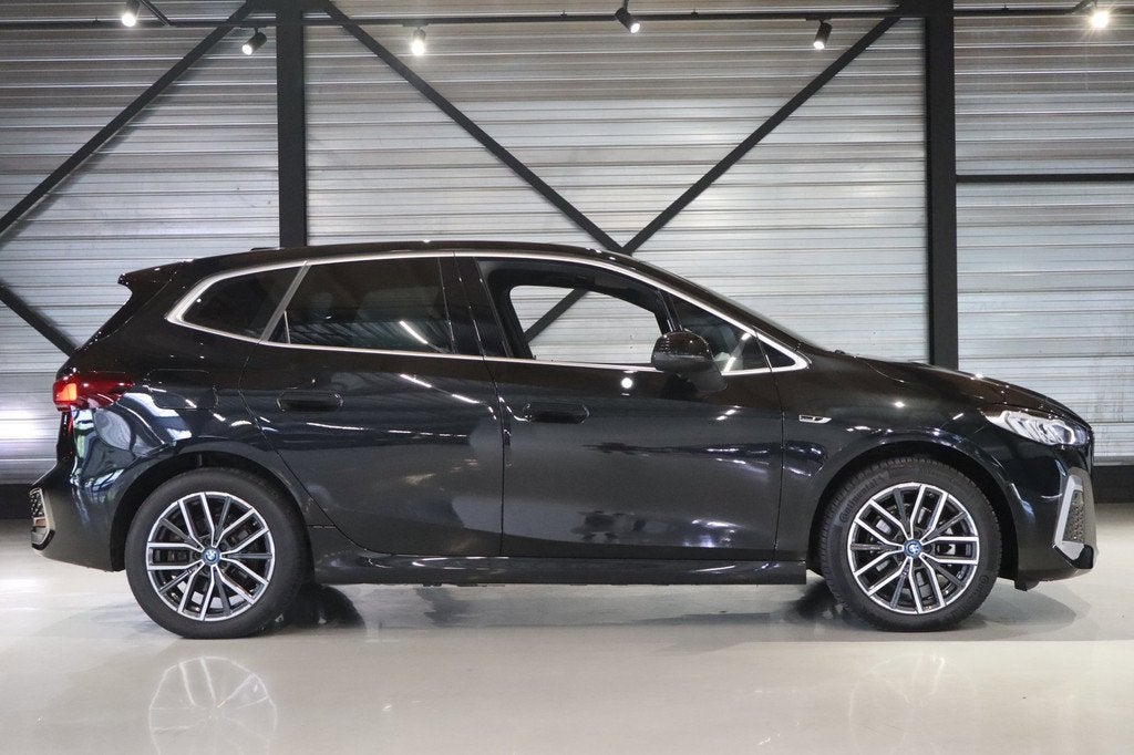 BMW 2-serie Active Tourer 225e xDrive M Sport|Automaat|Led|N, Auto's, BMW, Automaat, Gebruikt, Alcantara, Zwart