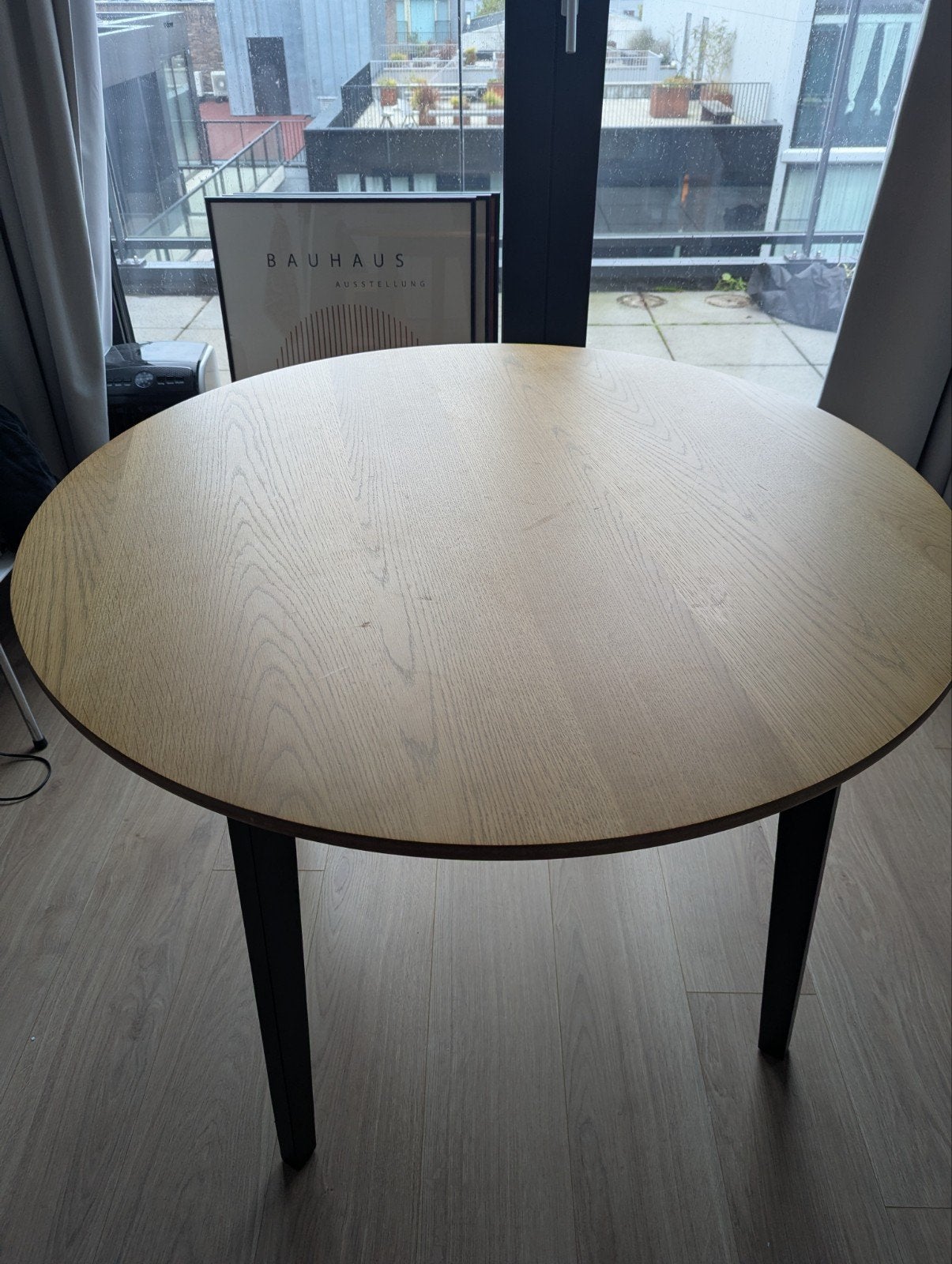 Ronde eettafel met houten blad en zwarte poten, Huis en Inrichting, Gebruikt, 50 tot 100 cm, 100 tot 150 cm, Modern, Scandinavisch