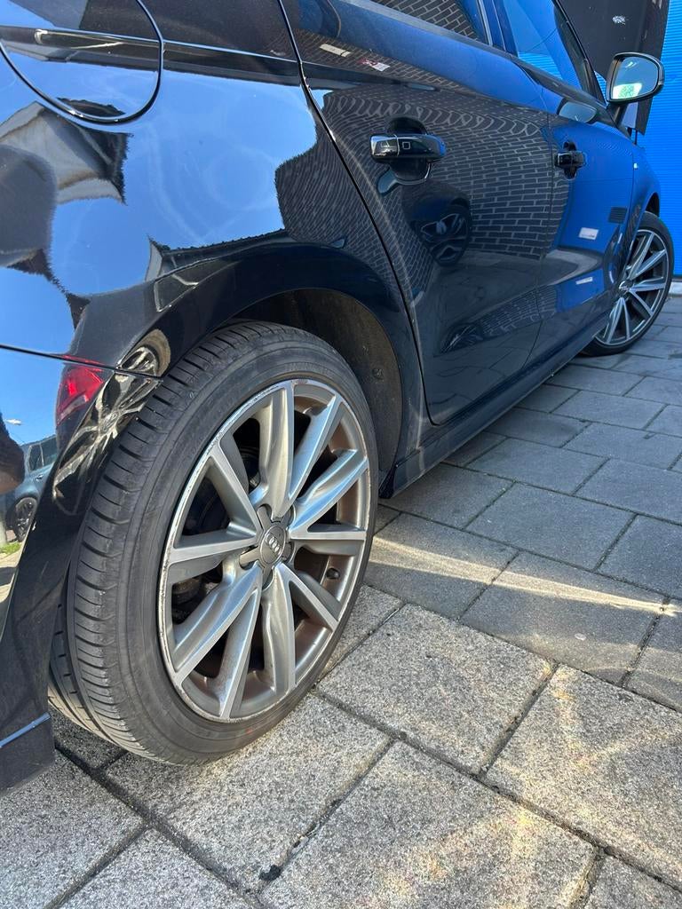 Audi A1 1.4 Tfsi 90KW SB S-tronic 2012 Zwart, A1, 4 cilinders, 4 stoelen, 610 kg